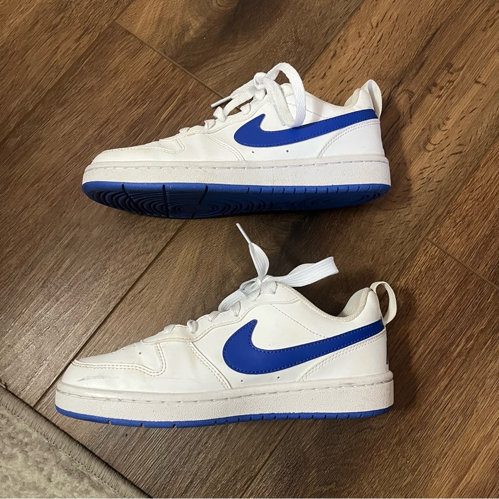 Nike Kids court borough White and Blue Sneakers, size 4Y - Picture 4 of 8